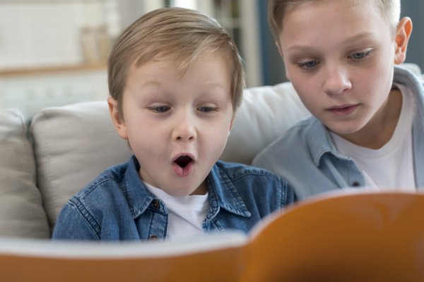 Głośne czytanie: Niezastąpione korzyści dla rozwoju dziecka