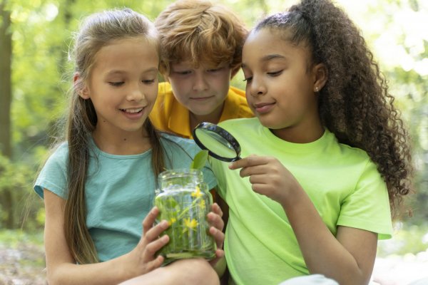 Dlaczego dzieci interesują się biologią i jak wspierać ich naturalną ciekawość?
