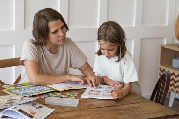 Jak książki edukacyjne wspierają rozwój mózgu i wyobraźni dziecka?