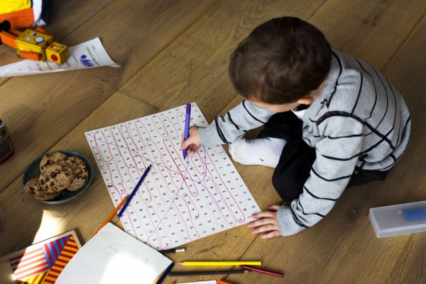 Jak zamienić zabawę w naukę? Krzyżówki edukacyjne w domu i w klasie