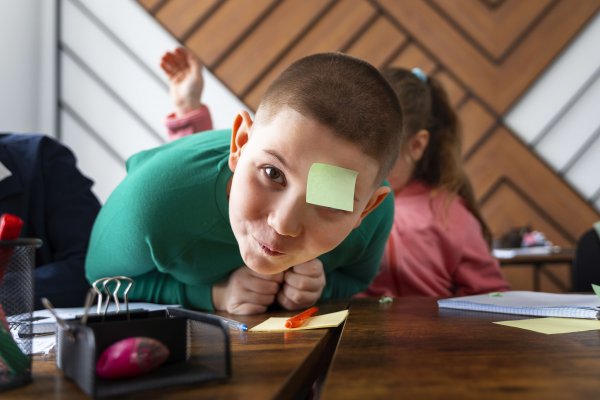 Nagrody i motywacja: Jak naklejki w krzyżówkach edukacyjnych wspierają rozwój dzieci?